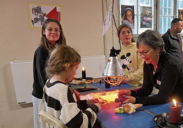 Marianne Meiller hilft bei der Vollendung der kreativen Kerzen. Fotos: U. Handschin