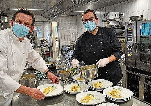 Silvan Degen (l.) und sein Mitarbeiter richten in der Heimküche das Menü an.
