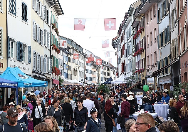 Die Rathausstrasse war durchgehend mit Festpublikum gefüllt. Fotos: M. Schaffner
