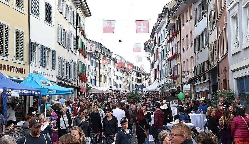 Die Rathausstrasse war durchgehend mit Festpublikum gefüllt. Fotos: M. Schaffner
