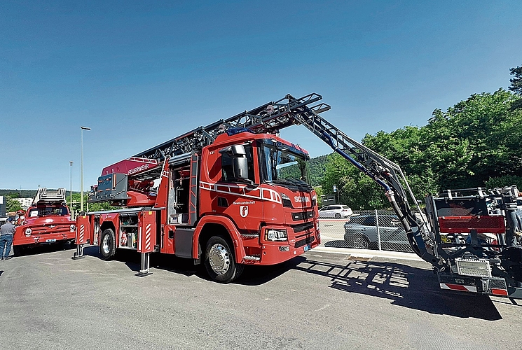 Oltimer und modernes Feuerwehr-Fahrzeug.