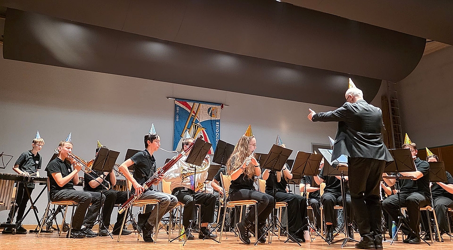 Ebenfalls 30 Jahre besteht die Jugend Band Frenkentäler, sie feierten mit ihrem Dirigenten, mit lustigen Hütchen und einem Knalleffekt zum Schluss. 
