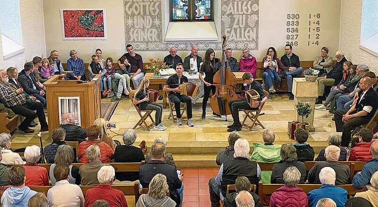 Über 300 Personen ergötzten sich am Kirchenkonzert der Familie Eschbach; die vier jungen Menschen gaben alles. Foto: B. Bentolila
