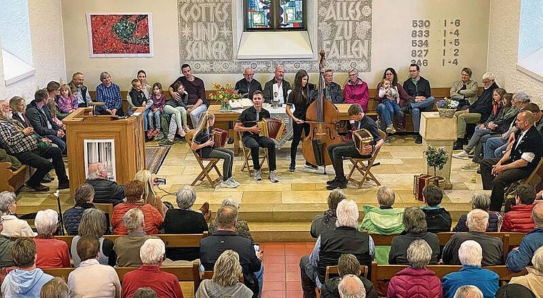 Über 300 Personen ergötzten sich am Kirchenkonzert der Familie Eschbach; die vier jungen Menschen gaben alles. Foto: B. Bentolila