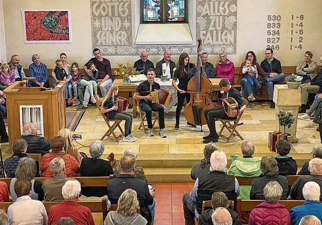 Über 300 Personen ergötzten sich am Kirchenkonzert der Familie Eschbach; die vier jungen Menschen gaben alles. Foto: B. Bentolila