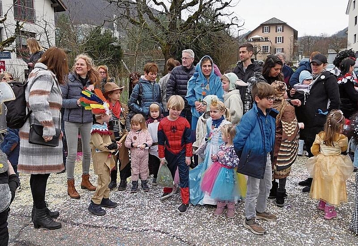 Viele Zuschauer am Strassenrand.