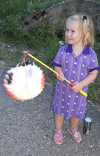 Die kleine Emely freut sich an ihrem Lampion.
