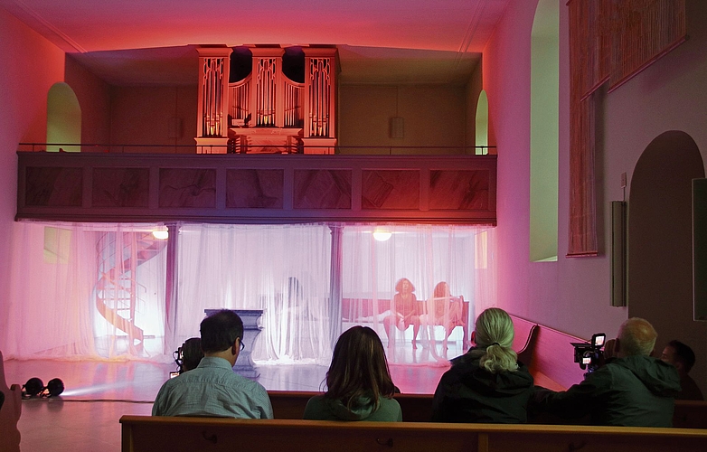 Gemurmel und Gesang: Menschliche Stimmen füllten den Kirchenraum. Gemurmel und Gesang: Menschliche Stimmen füllten den Kirchenraum.