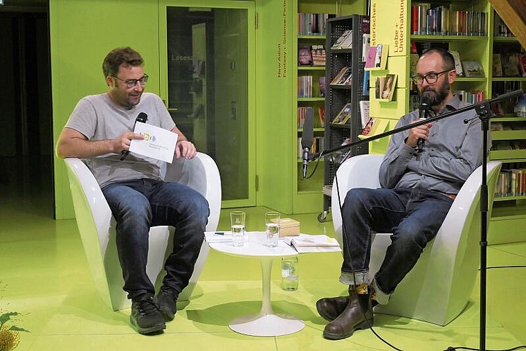 Cedric Lutz moderierte die Lesung mit dem auf Island lebenden Autor Joachim B. Schmidt (r.).Foto: zVg