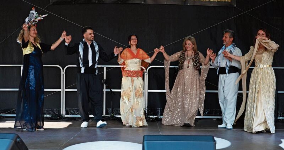 Schöner Tanz in schönen Kleidern: Kurdischer Kulturverein Ashti. Fotos: B. Eglin