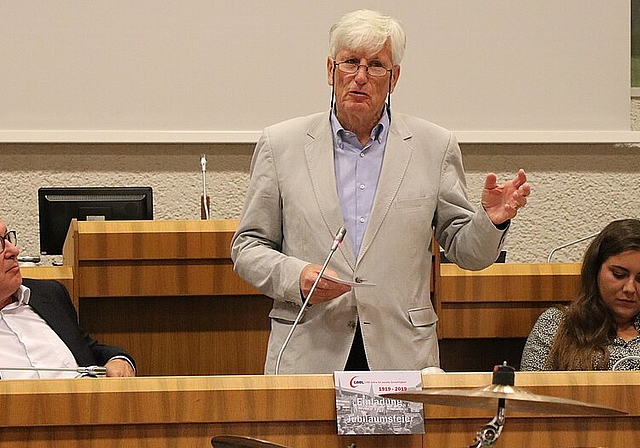 Sie gratulierten dem GBBL zum 100-Jahr-Jubiläum: Edi Belser (Mitte), ehemaliger GBBL-Präsident, Pierre Yves Maillard, Präsident des Schweizerischen Gewerkschaftsbunds, Samira Marti, Präsidentin des VPOD Region Basel. Foto: M. Schaffner