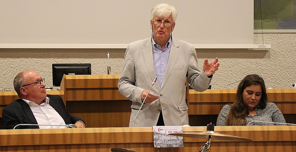 Sie gratulierten dem GBBL zum 100-Jahr-Jubiläum: Edi Belser (Mitte), ehemaliger GBBL-Präsident, Pierre Yves Maillard, Präsident des Schweizerischen Gewerkschaftsbunds, Samira Marti, Präsidentin des VPOD Region Basel. Foto: M. Schaffner