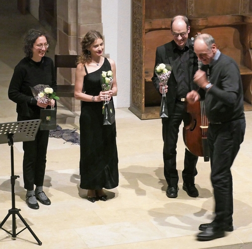 Nach dem Konzert überreichte Arno Reichert (r.) dem Ensemble Blumen und einen «Bhaltis» als Dank.  