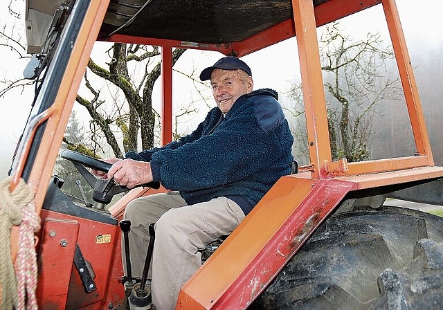 Der 91-jährige Landwirt Hans Vogt, ältester Einwohner von Langenbruck, liebt seinen 30 Jahre alten Polytrac Fiat Traktor.Foto: B. Bentolila