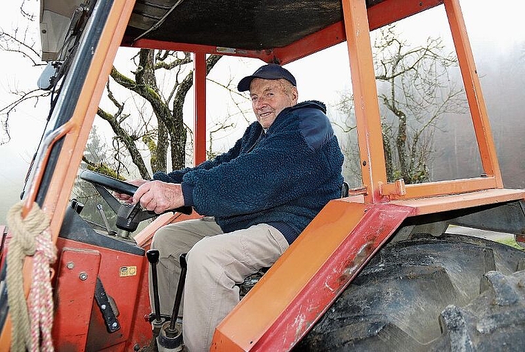 Der 91-jährige Landwirt Hans Vogt, ältester Einwohner von Langenbruck, liebt seinen 30 Jahre alten Polytrac Fiat Traktor.Foto: B. Bentolila
