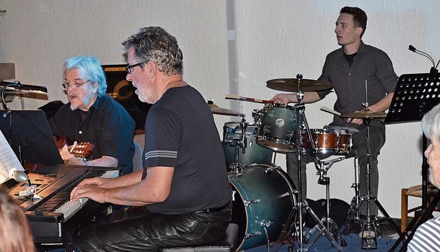 Die hauseigene Band mit Keyboarder Rolf Jörin, Gitarrist Peter Krattiger und Schlagzeuger Lukas Schmutz sorgte für eine qualitative Begleitung. Fotos: S. van Riemsdijk