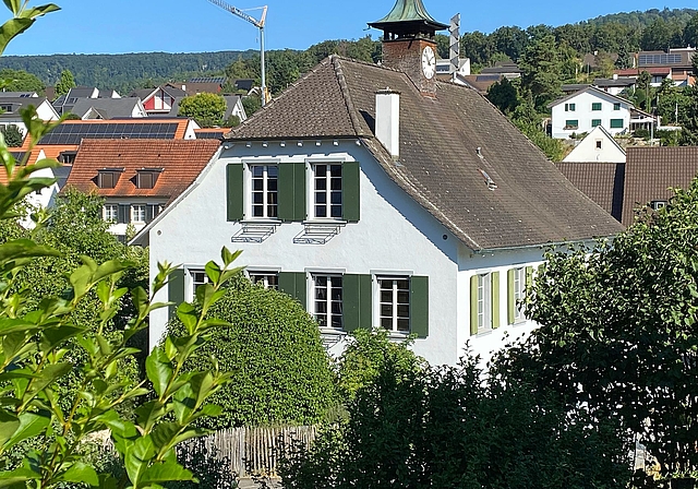 Das alte Schulhaus war bis im Sommer (noch) Standort der Gemeindeverwaltung.