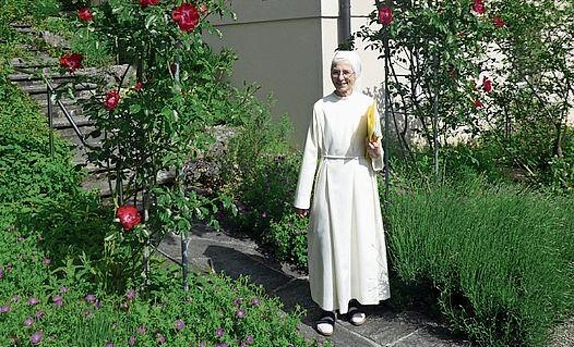 Schwester und Hausleitern Mechthild Lang vor dem Sonnenhof-Hauptgebäude.