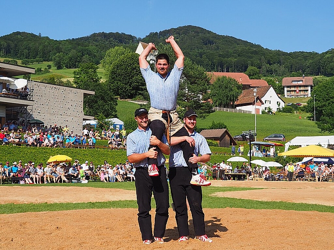 Hoch die Arme: Mike Müllestein liess sich nach dem Schlussgang feiern.