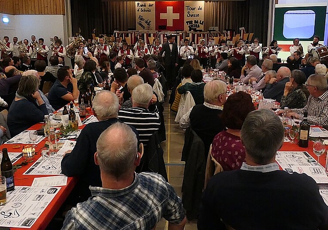Nach dem Einmarsch präsentierte sich der Musikverein vorerst vor der Bühne. Fotos: U. Handschin
