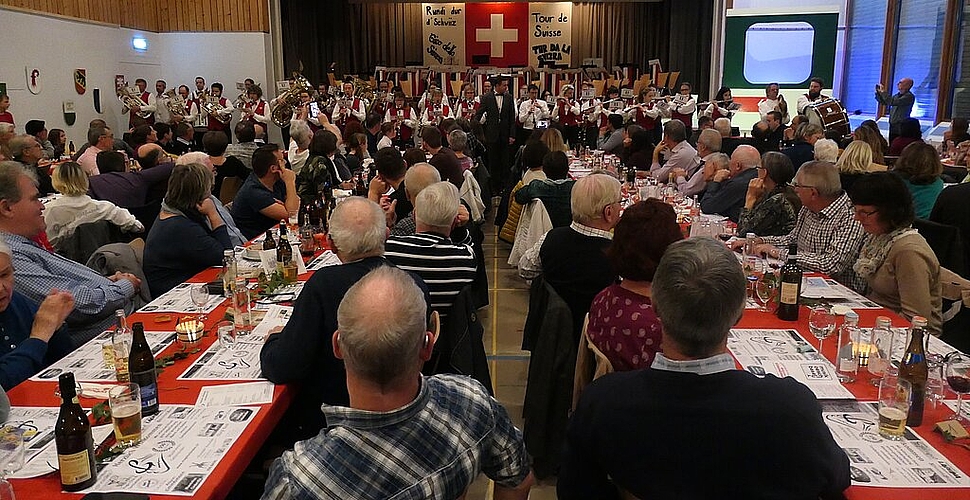 Nach dem Einmarsch präsentierte sich der Musikverein vorerst vor der Bühne. Fotos: U. Handschin
