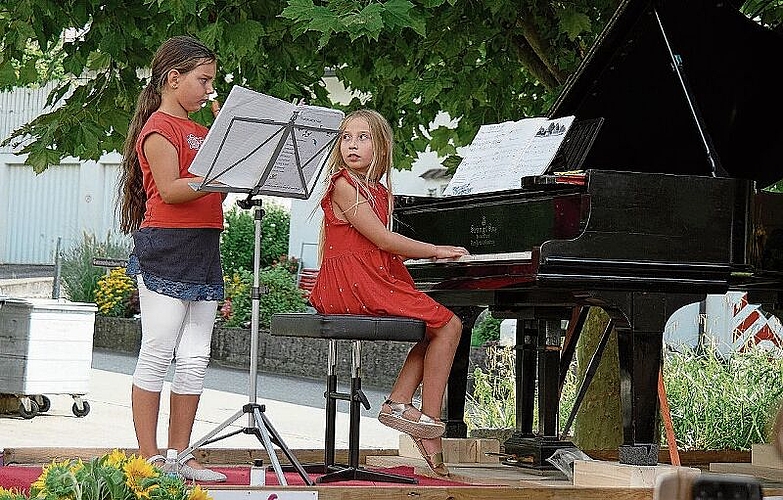 Jana an der Blockflöte und Alessia eröffneten das Konzert.