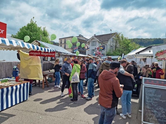 Bunt und fröhlich war der Lausner Markt.Foto: U. Roth