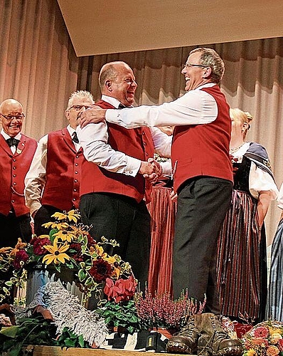 Â«Dir gebÃ¼hrt grosser Dank fÃ¼r das, was du fÃ¼r unseren JK Ã¼bers ganze Jahr machstÂ», lobte VizeprÃ¤sident Jeremias Heinimann (r.) den PrÃ¤sidenten Werner Thommen mit Handschlag.