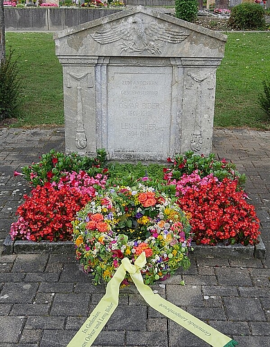 Grab von Oskar und Leni Bider.
