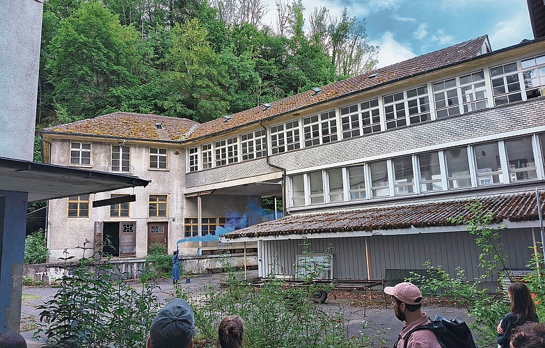 Die «Revue Thommen»: ein zerfallendes Industriedenkmal, das von der Natur zurückerobert wird und gelegentlich als Kulturort wieder auflebt.