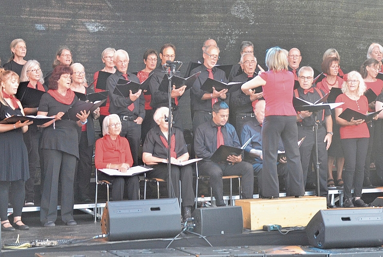 Der örtliche Chor «ma non troppo» sang zur Eröffnung als Primeur das Tennikerlied. Fotos: S. van Riemsdijk Der örtliche Chor «ma non troppo» sang zur Eröffnung als Primeur das Tennikerlied. Fotos: S. van Riemsdijk