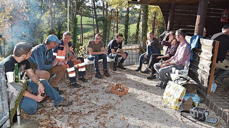 Die Helfer-Gruppe der CSD Ingenieure vom Freitag beim verdienten Zvieri vor dem «Räbhüsli» im «Zwüscheflüegebiet».
