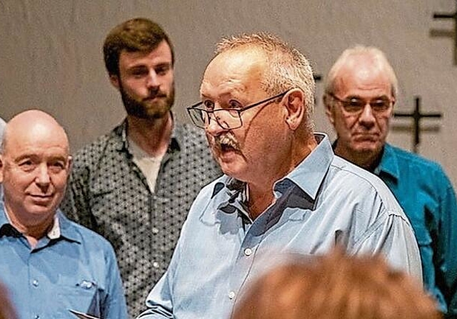 Präsident Markus Thommen begrüsste die sehr vielen Konzertbesucher und bedankte sich herzlich beim Chor, Band, Dirigentin und Publikum für ihre grosse Leidenschaft.