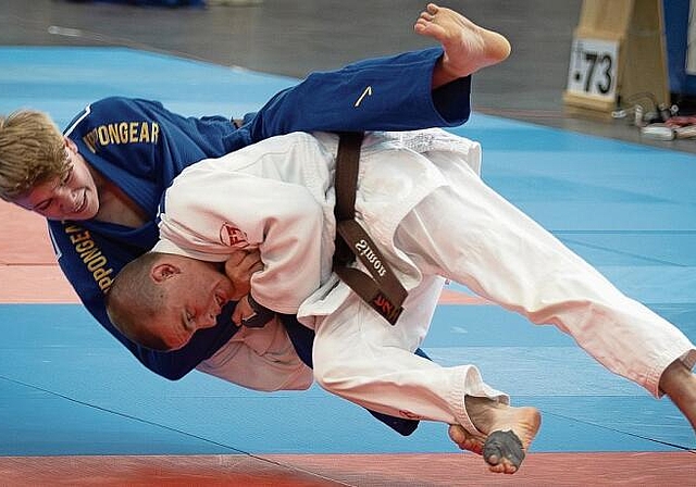 Simon Krause bei seiner Spezialtechnik, einem Schulterwurf (Seoi-nage). Foto: zVg