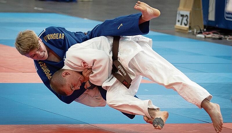 Simon Krause bei seiner Spezialtechnik, einem Schulterwurf (Seoi-nage). Foto: zVg