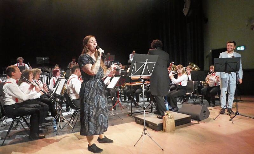 Sängerin Damaris von Arx und Sänger Lucca Gloor im Duett. Fotos: P. Änishänslin