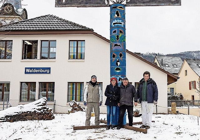 Renato Wellenzohn, Eva Oertli, Kuspi 22 und Pt Whitfield vor dem Totem (v.l.n.r.).Foto: M. Herrmann