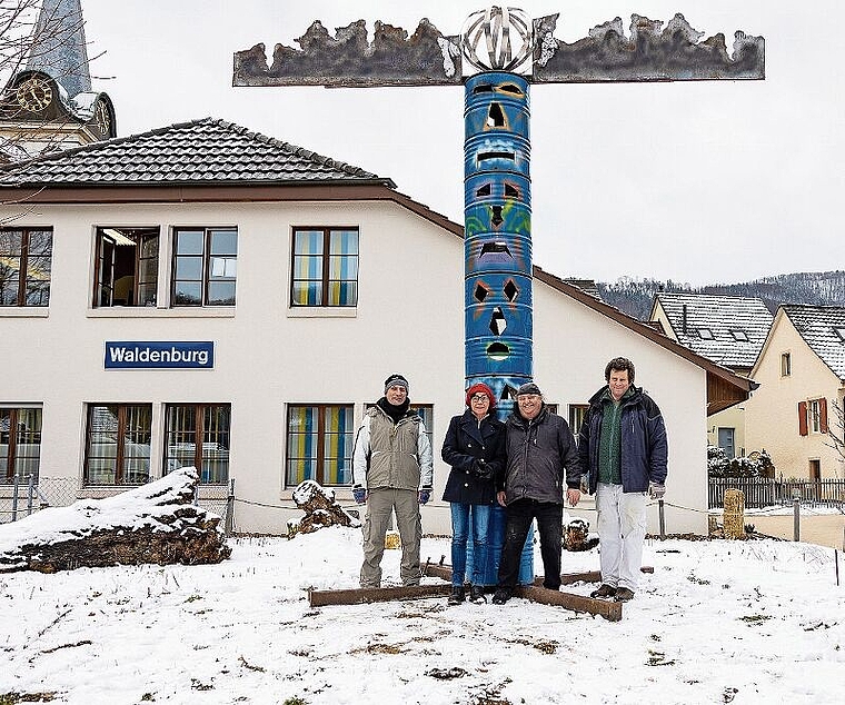 Renato Wellenzohn, Eva Oertli, Kuspi 22 und Pt Whitfield vor dem Totem (v.l.n.r.).Foto: M. Herrmann