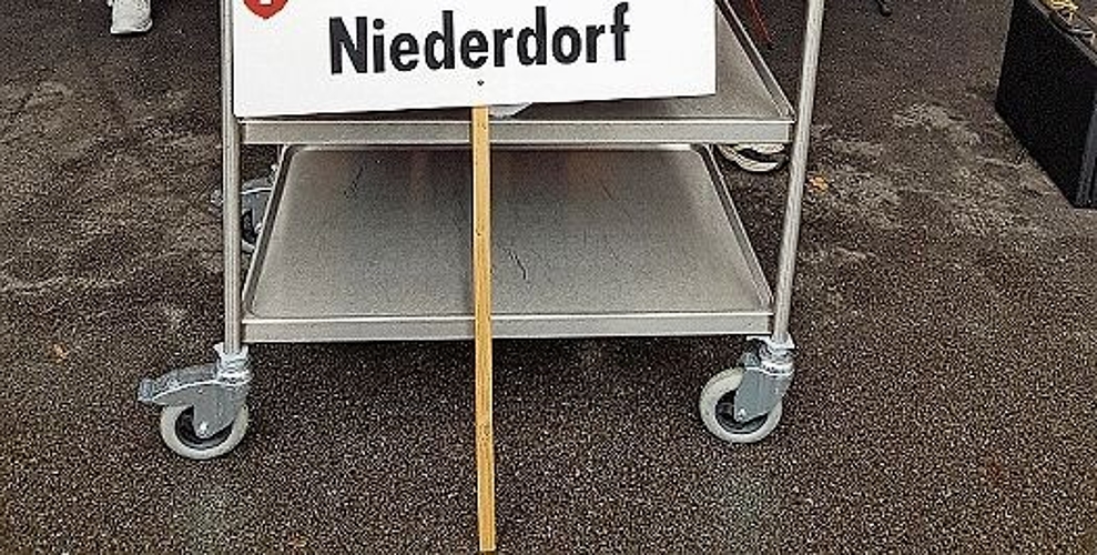 Das erste Ständeli ist gelungen, jetzt gibts Apéro, Präsident Thomas Wüthrich und Musiker Emanuel Schiegg freuen sich.