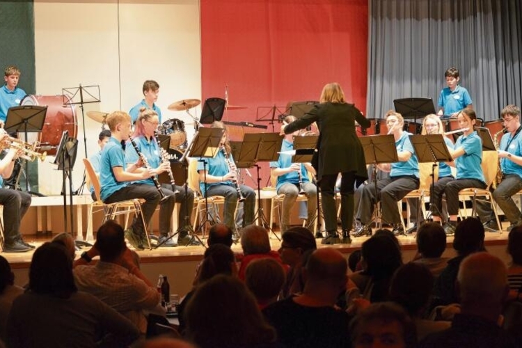 Die Mezzo Band mit Dirigentin Valérie Seiler überzeugte mit 
         
         
            rassigen Melodien aus der ganzen Welt. Fotos: S. van Riemsdijk