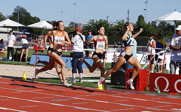 Antja Pfüller (oranges Trikot) beim Zieleinlauf. Foto: ZVG