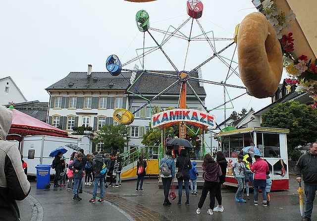 Kinder kreischten auf der Kamikaze-Bahn, Jugendliche trafen sich grüppchenweise und der riesengrosse Donut, rechts im Bild, machte gluschtig. Fotos: U. Roth
