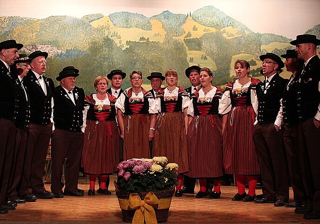 Der Jodlerklub Hohwacht Lauwil hatte unter der Leitung von Dirigentin Sabine Bader-Oberli einmal mehr einen fröhlichen, unterhaltsamen Heimetobe gestaltet. Fotos: B. Bentolila
