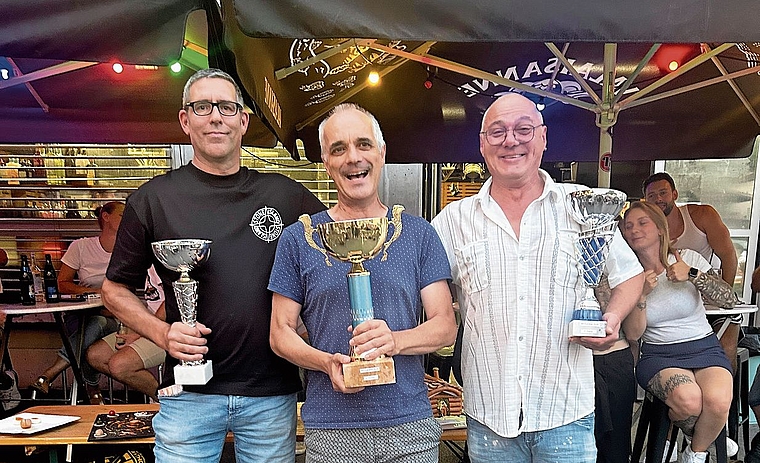 Die stolzen Gewinner (v. l. ): Philipp Scholer aus Tenniken (3. Platz), Remo Marchioni aus Muri/AG (Wurstsalatkönig 2026), Thomas Schaffner aus Diepflingen (2. Platz). Foto: M. Degen