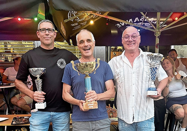 Die stolzen Gewinner (v. l. ): Philipp Scholer aus Tenniken (3. Platz), Remo Marchioni aus Muri/AG (Wurstsalatkönig 2026), Thomas Schaffner aus Diepflingen (2. Platz). Foto: M. Degen