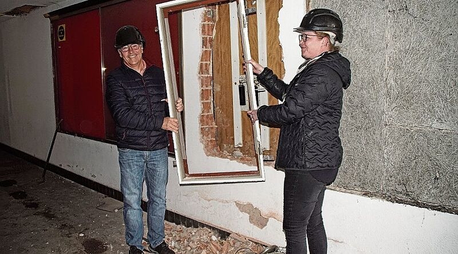 Stephan Simmendinger, Präsident Verein Kultur Marabu, und Architektin Damiana Imhof, leiten die Abbrucharbeiten ein.