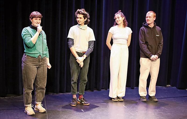 Wortkunst im Theater Palazzo: Caterina John, Jonas Balmer, Fine Degen und Max Kaufmann (v. l.) trugen ihre Spoken-Word-Texte vor. Das konnte eine witzige Geschichte über einen nervigen Versicherungsverkäufer sein, eine Träumerei über Zwischenmenschliches,  ein Parabel über Schüler/-innen-Sorgen und die Unfähigkeit eines Lehrers, diese zu erfassen, oder eine satirische Abhandlung über Hipster-Eltern.