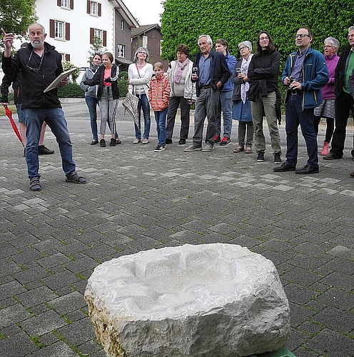 Im Vordergrund das gestiftete Vogelbad, Autor Danilo Rattaggi, als Anerkennung für den geehrten Vogelliebhaber. Fotos: J. Hug
