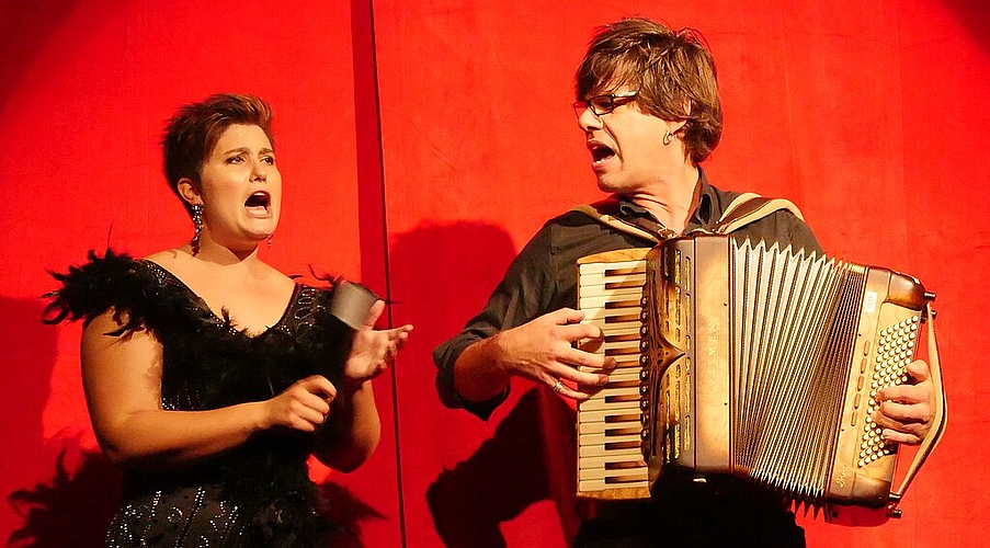 Musik und Gesang mit Florence Wenk und Thomas Kull.
