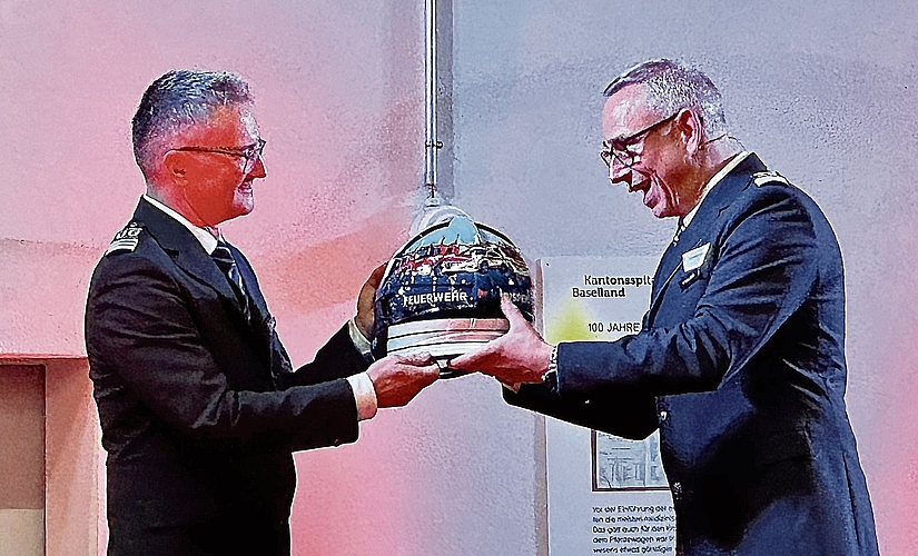 Der Chef Rettung BS Dominik Walliser (rechts) übergibt dem abtretenden Feuerwehr-Inspektor Werner Stampfli einen speziellen Helm.Fotos: E. Bachmann Der Chef Rettung BS Dominik Walliser (rechts) übergibt dem abtretenden Feuerwehr-Inspektor Werner Stampfli einen speziellen Helm.Fotos: E. Bachmann